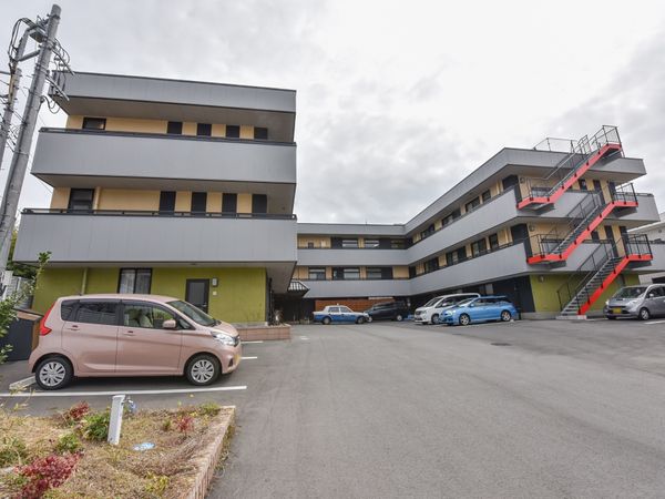 広い駐車場のある建物