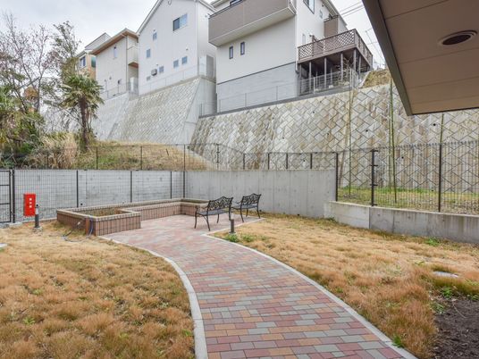 庭のベンチと歩道