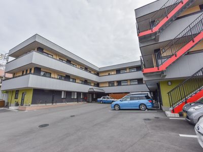 施設の外観と駐車場