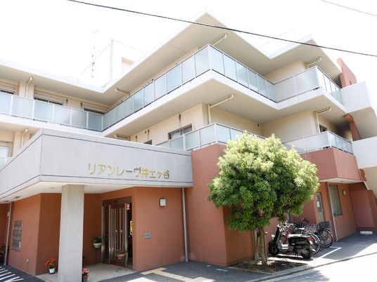 建物の外観とエントランス