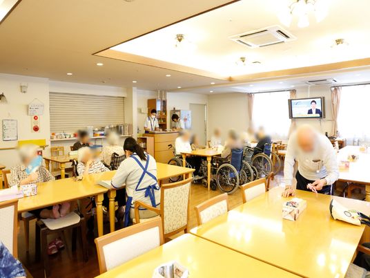 明るい食堂の様子