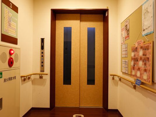 温かみのあるエレベーター前