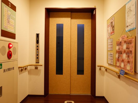 温かみのあるエレベーター前
