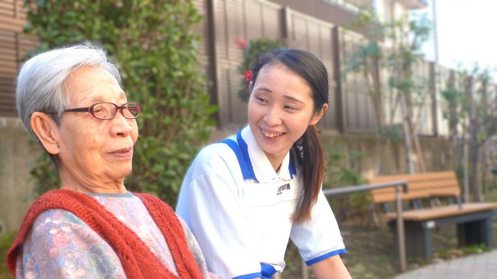 ベンチで談笑する人々