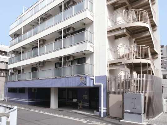 多階層建物のエントランス