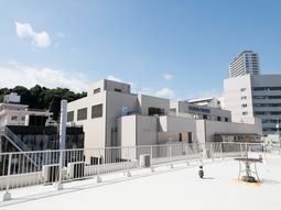 建物の外観と周囲の景観
