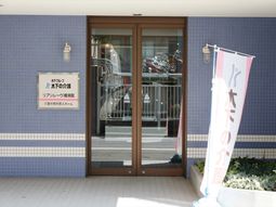 青いタイルのエントランス