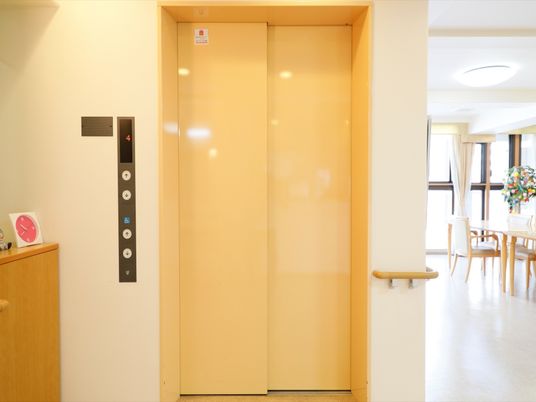 明るい施設のエレベーター