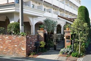 緑に囲まれた建物外観
