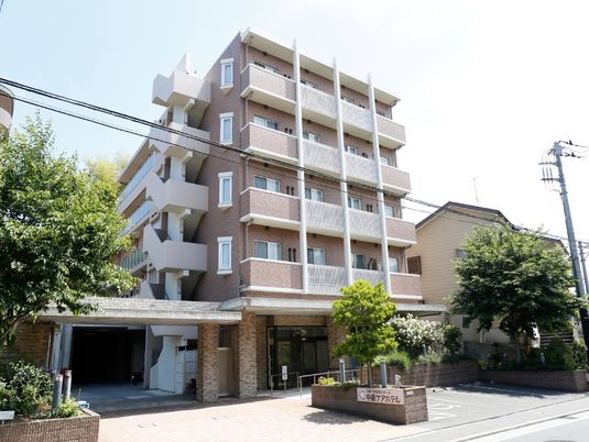 都会のケアハウス外観