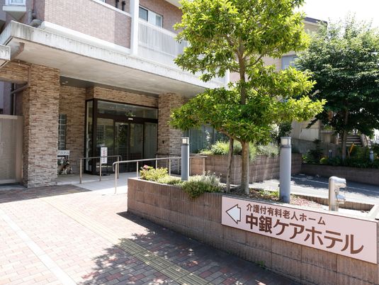 緑あふれる施設エントランス