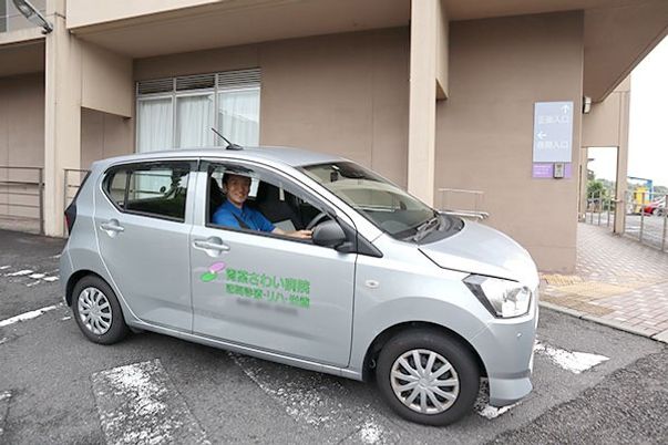 施設の入り口前の車