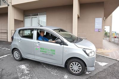 施設の入り口前の車