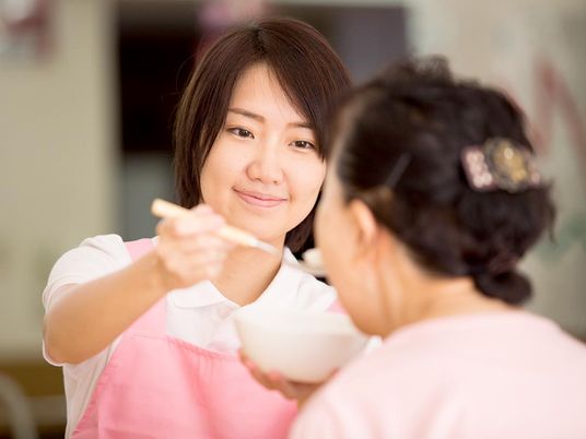 介護スタッフと利用者の食事支援