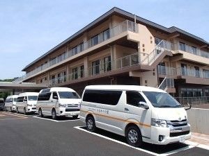 施設外観と送迎車  