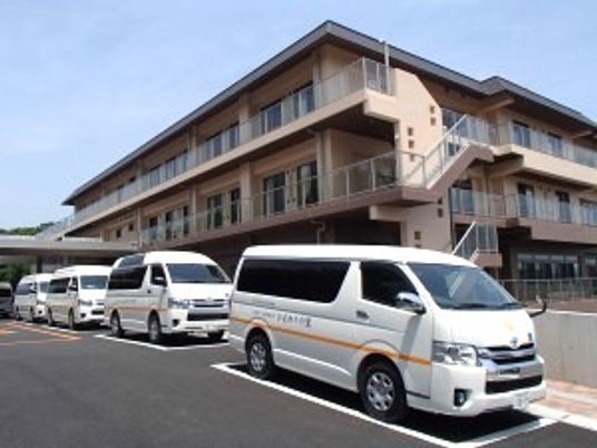 施設外観と送迎車  