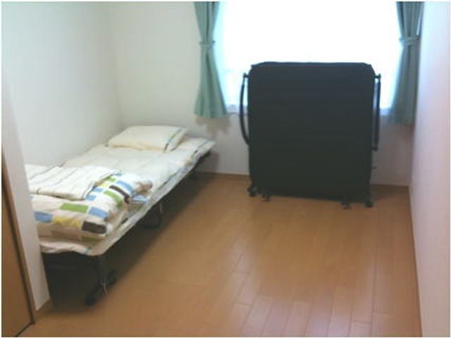 シンプルな居室 居室 シンプルで清潔感のある空間です。大きな窓から自然光が差し込み、過ごしやすい環境になっています。