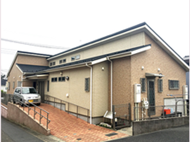 親しみやすい外観 外観 車椅子でもアクセスしやすい、スロープ付きの外観です。暖かな色合いが心を和ませます。