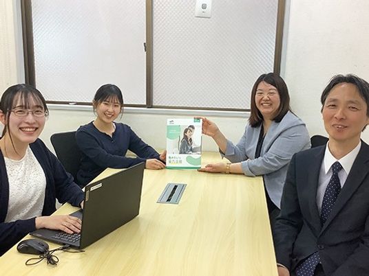 スタッフが集う会議室  