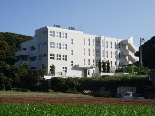 明るい日差しの外観