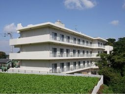 白い建物の外観