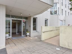 エントランスと外壁の様子