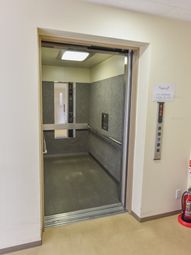 開いたエレベーターの扉