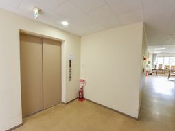 広々とした廊下とエレベーター