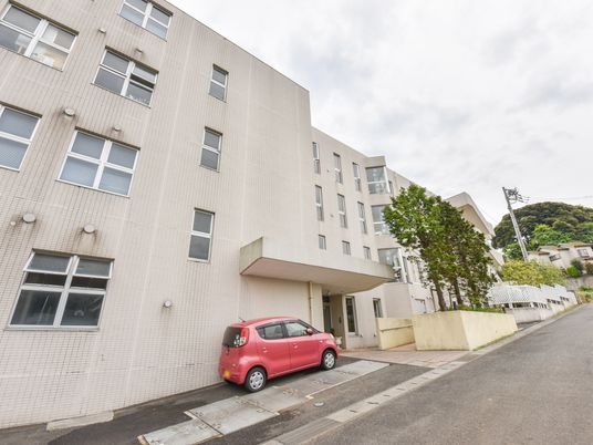 多階建ての明るい外観