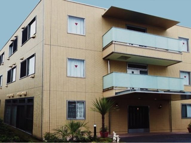 落ち着いた色の外観 外観 手入れされた緑が迎える入り口は、どなたでも気軽に出入りしやすい構造です。清潔感のあふれる建物は、あなたの新たな職場かもしれません。