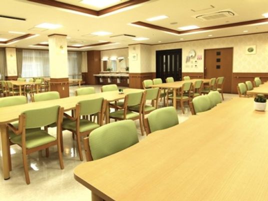 広々とした明るい食堂