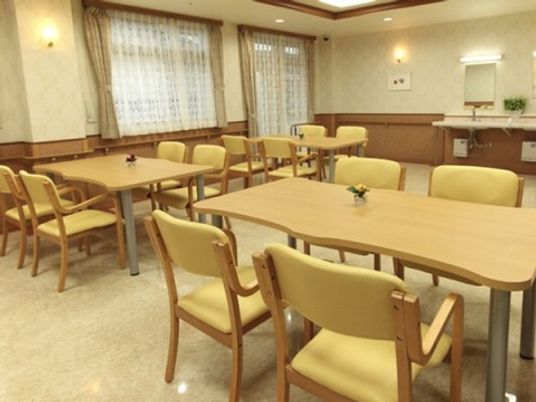 温かい印象の食堂空間