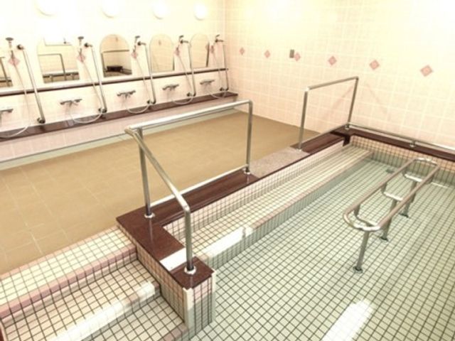 手すり付き清潔な洗面室 浴室 広々とした洗面室では、安全に配慮した手すりが設置され、快適にご利用いただけます。清潔感のあるデザインで、日々の身支度も心地よく。
