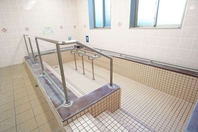 手すり付き浴室の内観 浴槽 安全に配慮した手すりが備え付けられ、清潔感のある空間です。