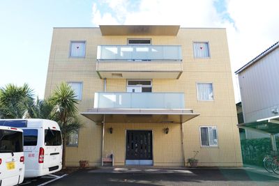 明るい日差しの外観