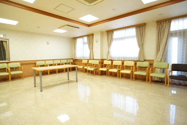 快適な共有ラウンジ 共有スペース ゆったりとした椅子が並び、明るく清潔感のある空間です。