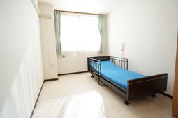 居室のベッドと窓