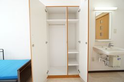 居室内クローゼットと洗面台