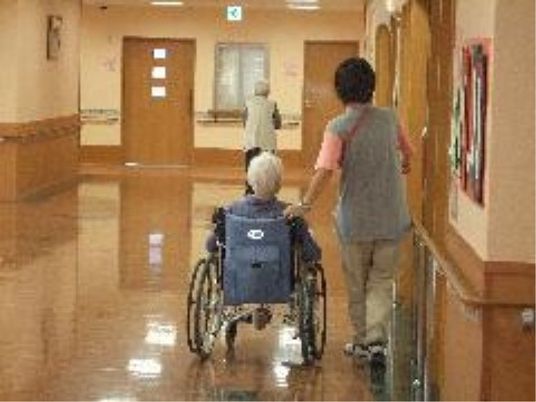 廊下を行く人々