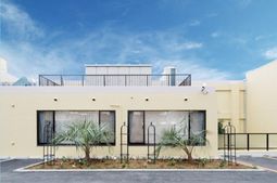 明るい建物の外観