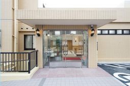 明るいエントランス外観