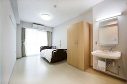 明るい居室の様子