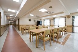 明るいダイニングの一角