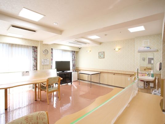 広々とした優しい色合いの食堂