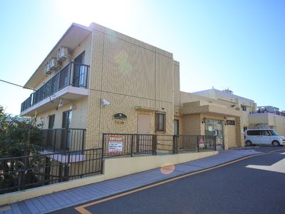 明るい日差しの外観