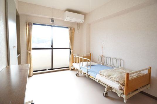 居室のベッドと窓