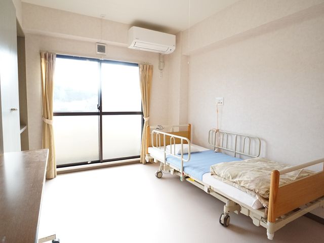 居室のベッドと窓 居室 明るい自然光の入る居室です。身の回りの管理もしやすい造り。
