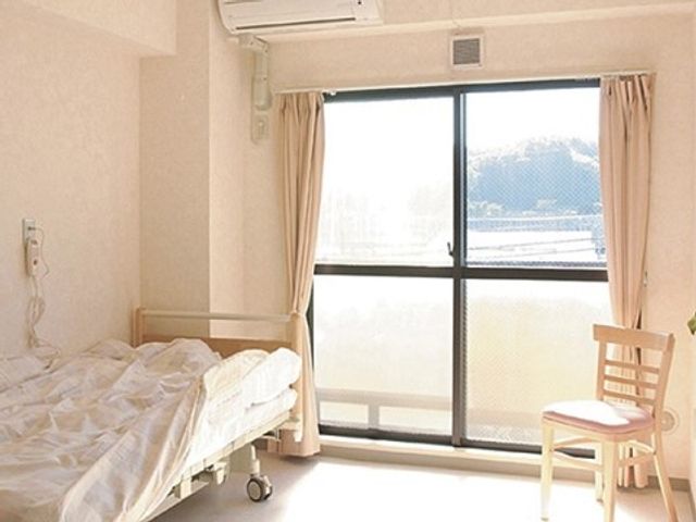 日差しが入る居室 居室 広々とした明るい居室です。ベッドと椅子が配置され、リラックスできる環境が整っています。