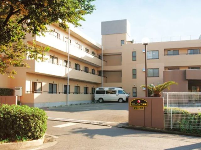 施設の外観 外観   三階建ての建物と駐車スペースが見える外観です。日差しがよく入り、落ち着いた雰囲気の職場を想像しやすいです。