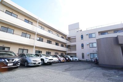 広々した建物外観
